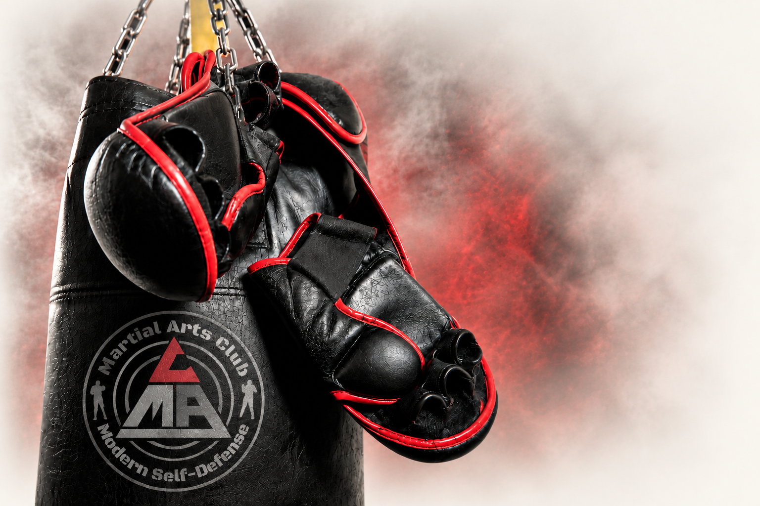 Sandsack mit dezentem Martial-Arts-Club-Logo und schwarz-roten Trainingshandschuhen vor weich auslaufendem Hintergrund